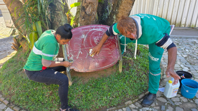 Prefeitura realiza limpeza das placas turísticas no Centro Histórico da cidade