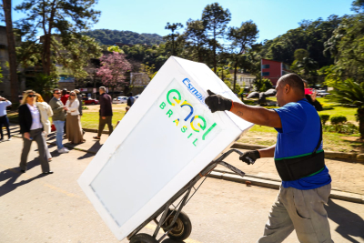 Prefeitura e Enel entregam geladeiras para famílias de baixa renda