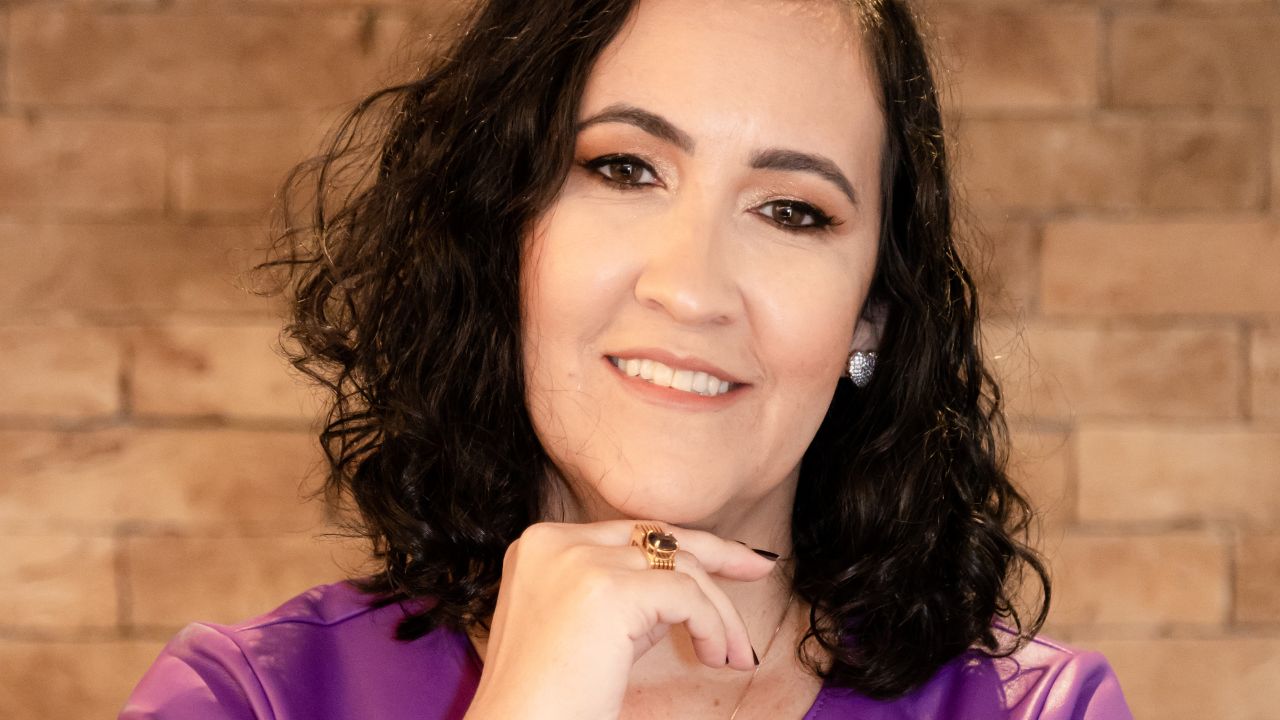 Compositora aproxima literatura, música e tecnologia ao transformar poemas em canções